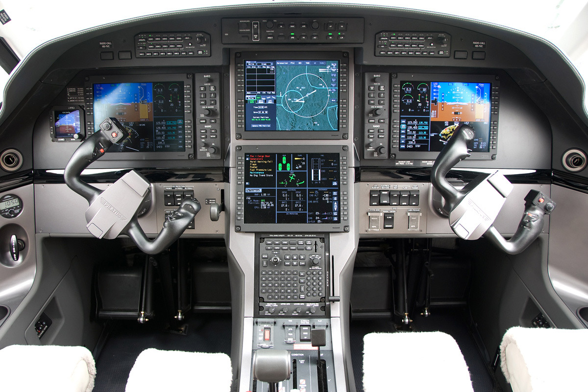 12_inch_1400X1050_LCD_on_Pilatus-PC-1247E.jpg (1200×801) | Private jet
